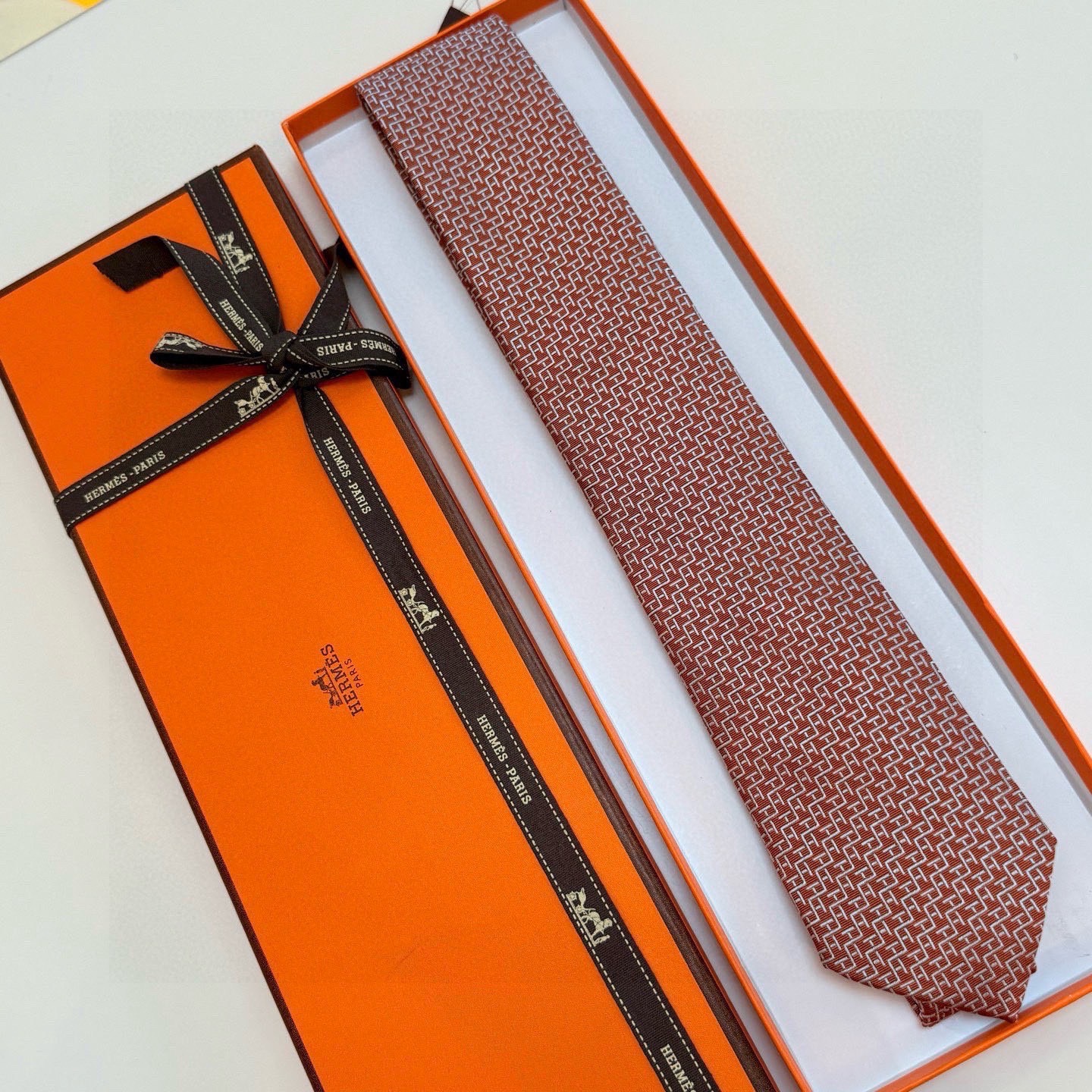 🌾男士新款领带系列【H趣味迷宫领带】爱马仕每年都有一千条不同印花的领带面世，从最初的多以几何图案表现骑术