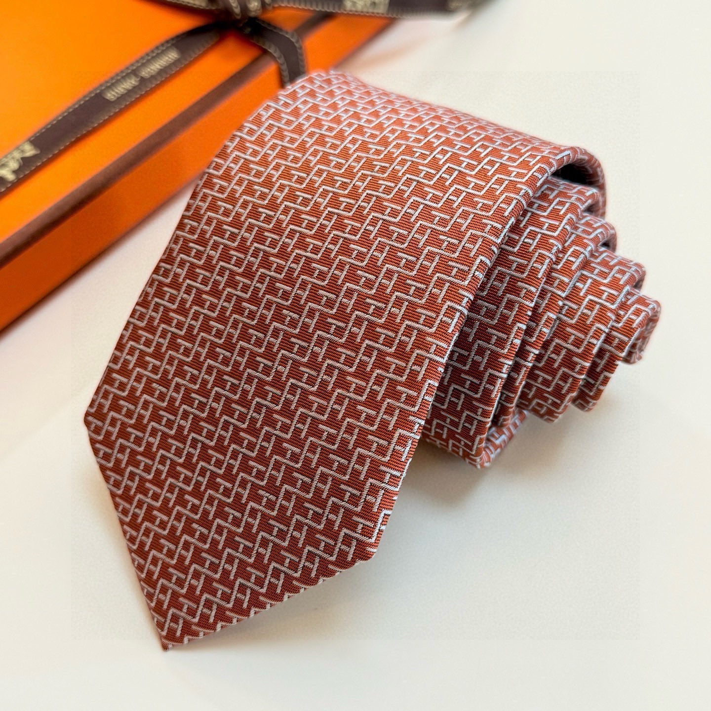 🌾男士新款领带系列【H趣味迷宫领带】爱马仕每年都有一千条不同印花的领带面世，从最初的多以几何图案表现骑术