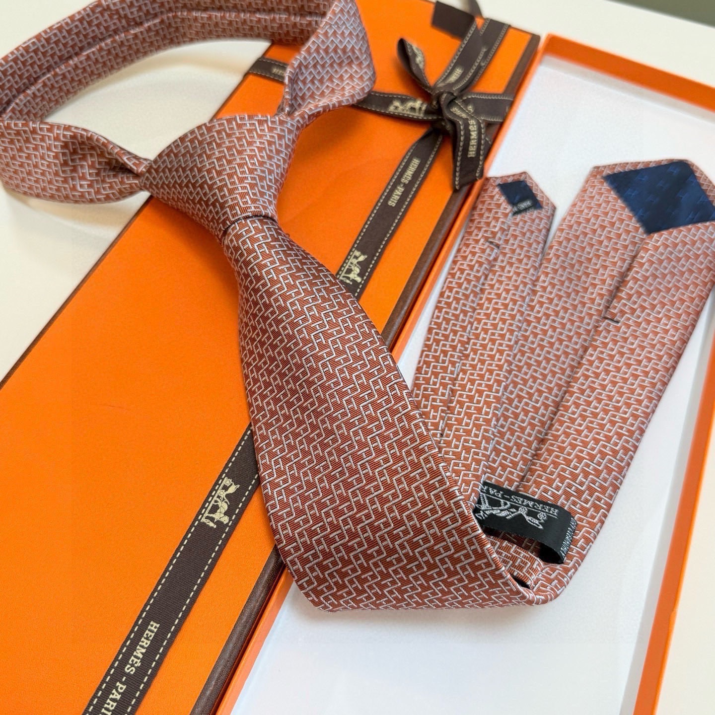 🌾男士新款领带系列【H趣味迷宫领带】爱马仕每年都有一千条不同印花的领带面世，从最初的多以几何图案表现骑术