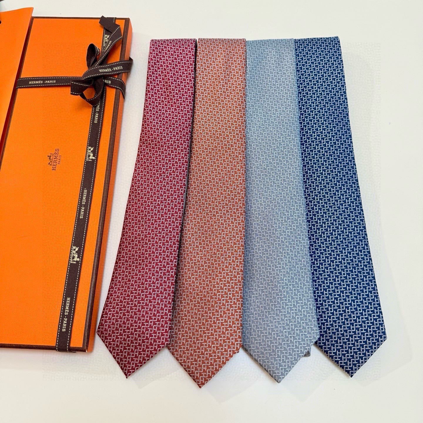 🌾男士新款领带系列【H趣味迷宫领带】爱马仕每年都有一千条不同印花的领带面世，从最初的多以几何图案表现骑术
