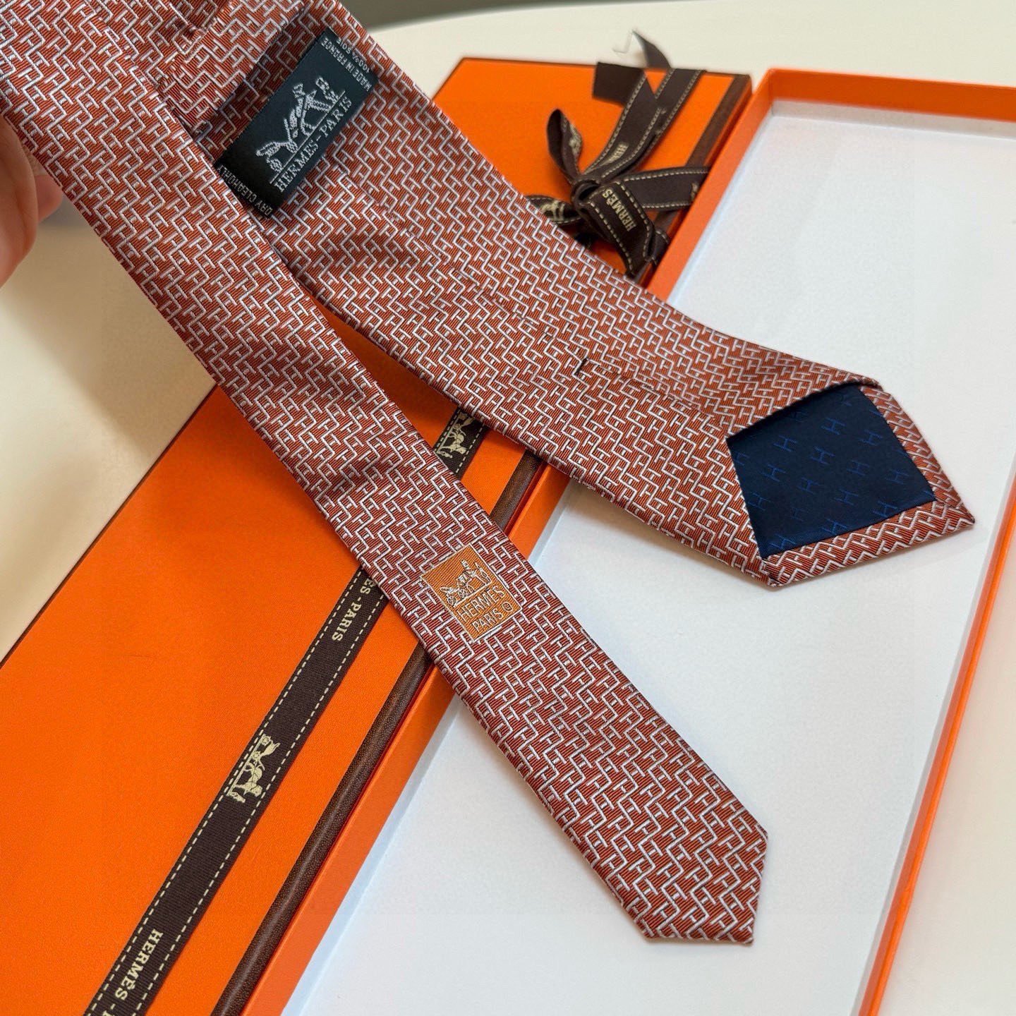 🌾男士新款领带系列【H趣味迷宫领带】爱马仕每年都有一千条不同印花的领带面世，从最初的多以几何图案表现骑术