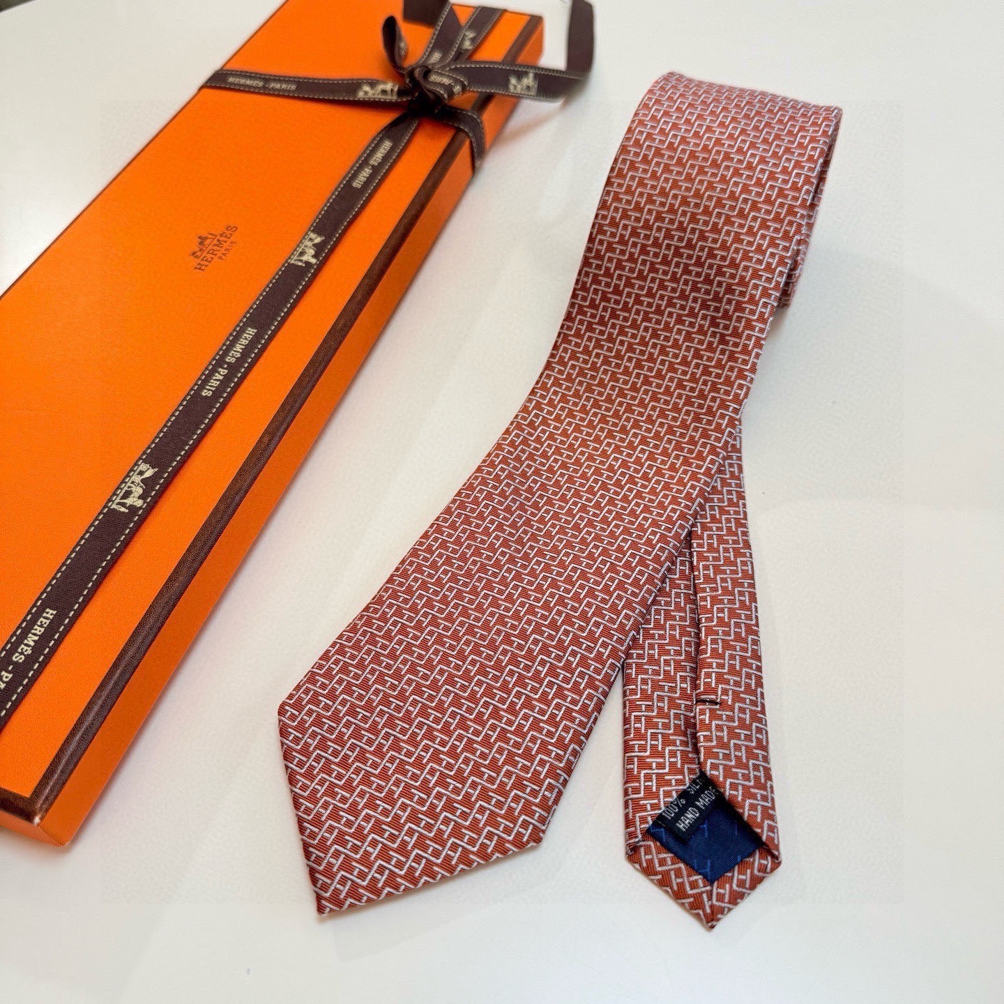 🌾男士新款领带系列【H趣味迷宫领带】爱马仕每年都有一千条不同印花的领带面世，从最初的多以几何图案表现骑术