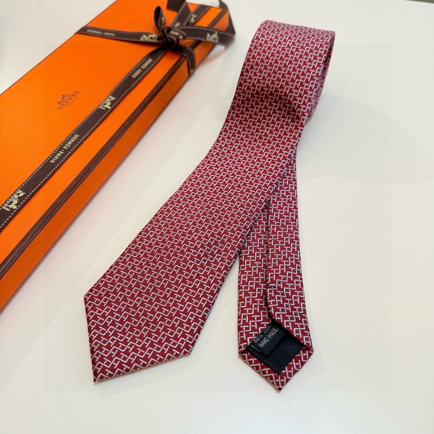 🌾男士新款领带系列【H趣味迷宫领带】爱马仕每年都有一千条不同印花的领带面世，从最初的多以几何图案表现骑术