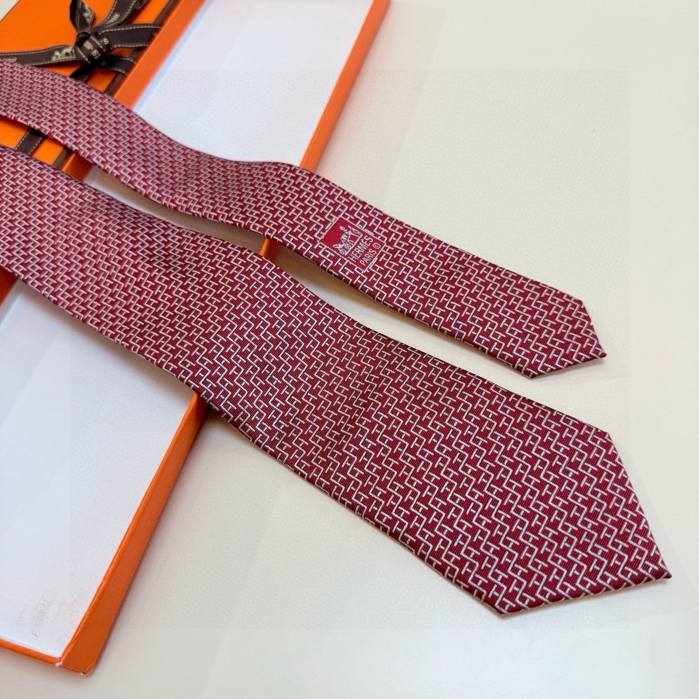🌾男士新款领带系列【H趣味迷宫领带】爱马仕每年都有一千条不同印花的领带面世，从最初的多以几何图案表现骑术