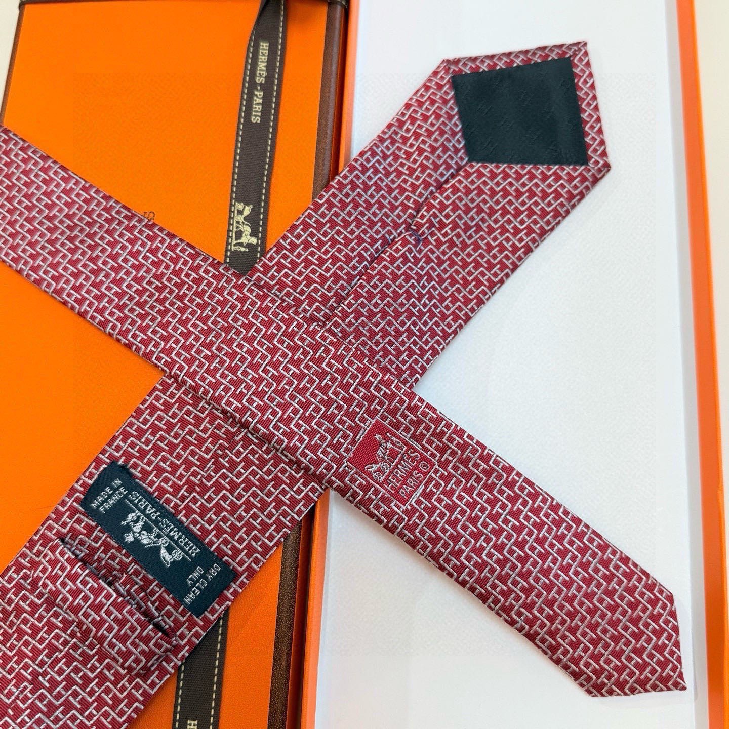 🌾男士新款领带系列【H趣味迷宫领带】爱马仕每年都有一千条不同印花的领带面世，从最初的多以几何图案表现骑术
