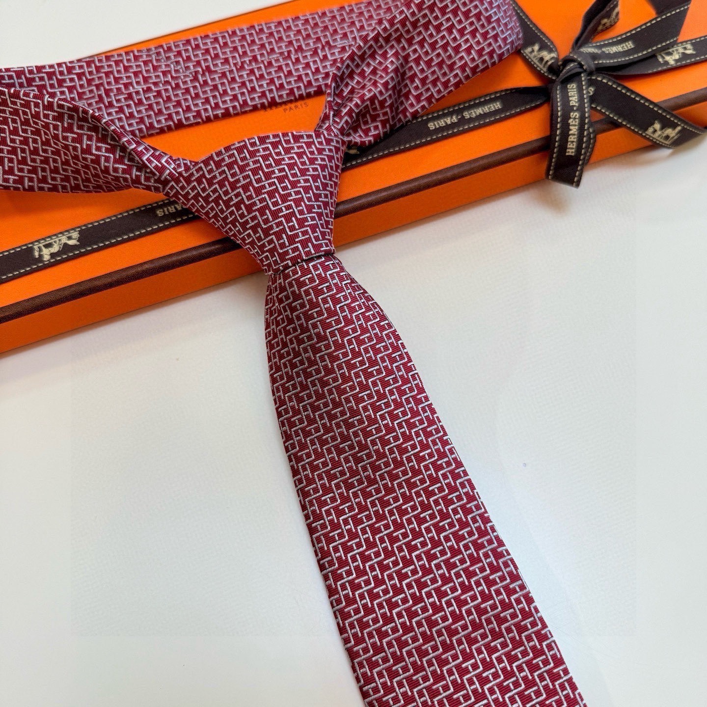 🌾男士新款领带系列【H趣味迷宫领带】爱马仕每年都有一千条不同印花的领带面世，从最初的多以几何图案表现骑术