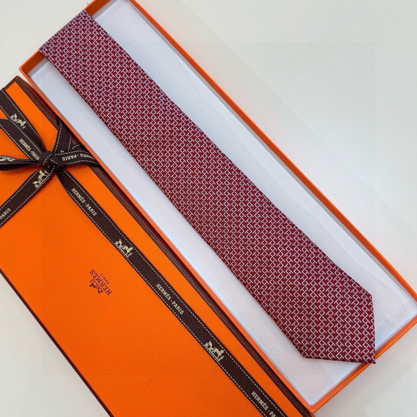 🌾男士新款领带系列【H趣味迷宫领带】爱马仕每年都有一千条不同印花的领带面世，从最初的多以几何图案表现骑术