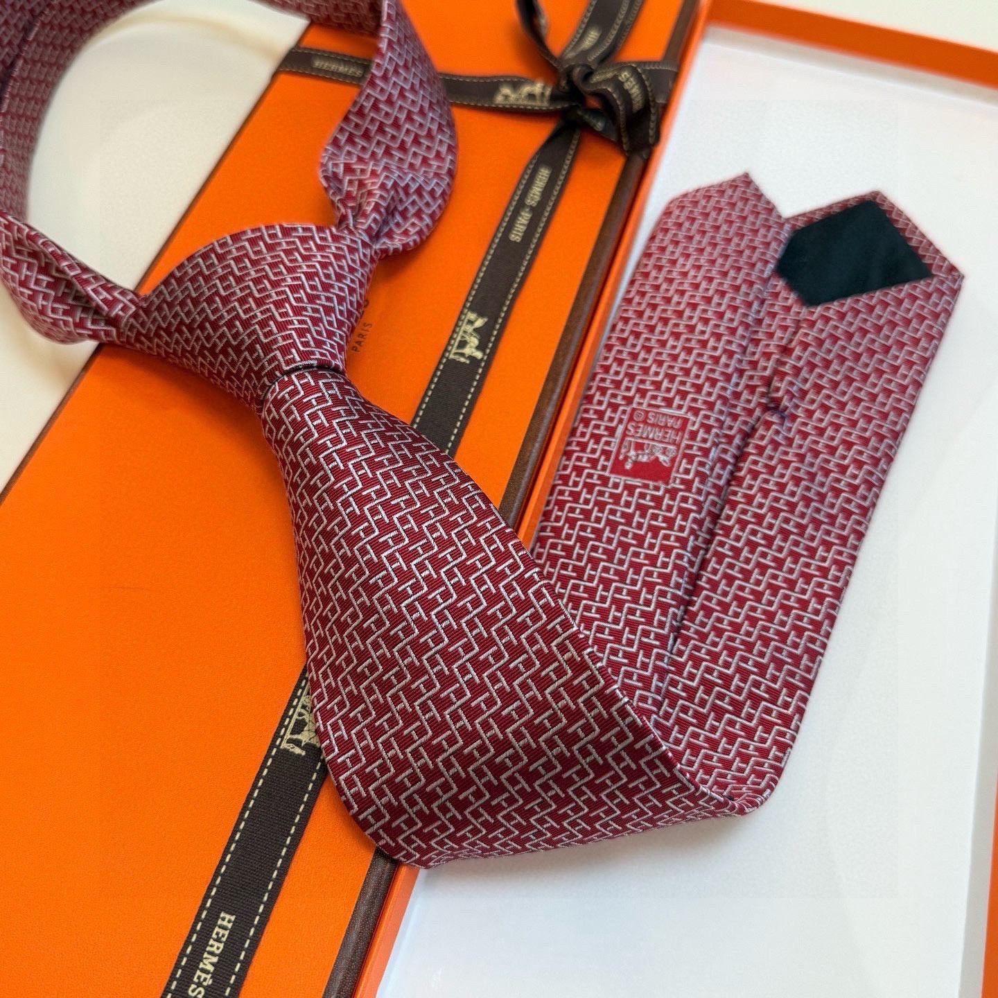 🌾男士新款领带系列【H趣味迷宫领带】爱马仕每年都有一千条不同印花的领带面世，从最初的多以几何图案表现骑术
