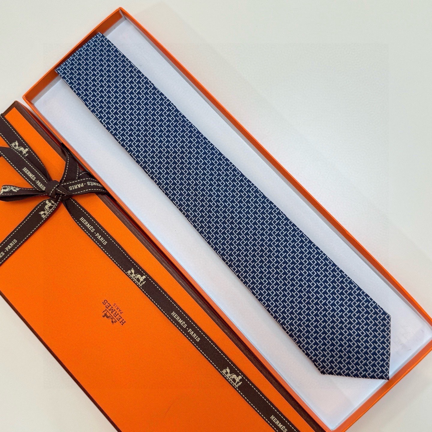 🌾男士新款领带系列【H趣味迷宫领带】爱马仕每年都有一千条不同印花的领带面世，从最初的多以几何图案表现骑术