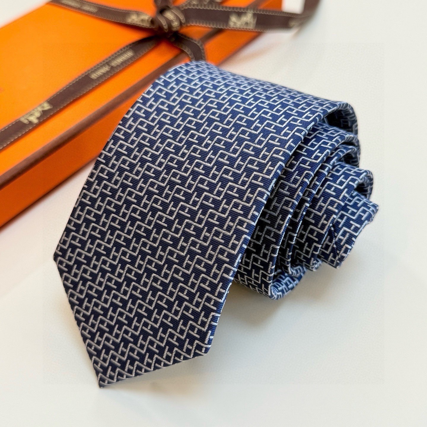 🌾男士新款领带系列【H趣味迷宫领带】爱马仕每年都有一千条不同印花的领带面世，从最初的多以几何图案表现骑术