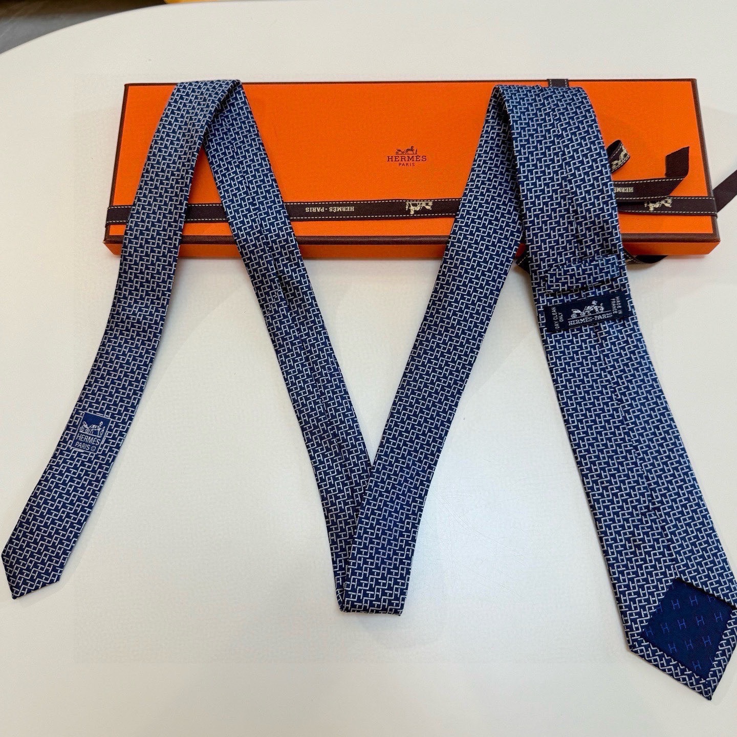 🌾男士新款领带系列【H趣味迷宫领带】爱马仕每年都有一千条不同印花的领带面世，从最初的多以几何图案表现骑术