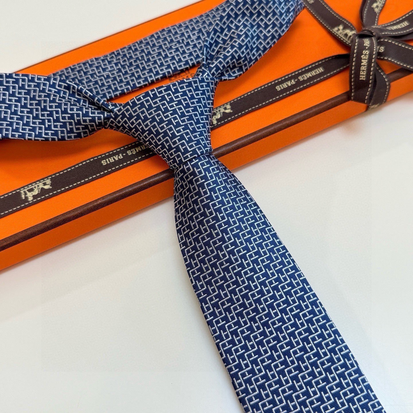 🌾男士新款领带系列【H趣味迷宫领带】爱马仕每年都有一千条不同印花的领带面世，从最初的多以几何图案表现骑术