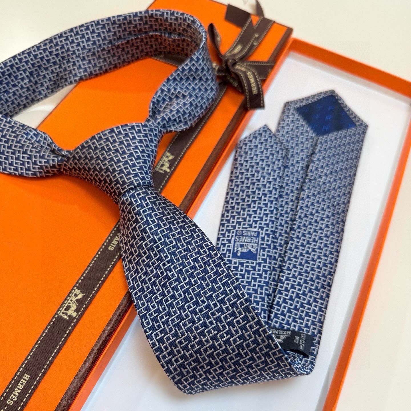 🌾男士新款领带系列【H趣味迷宫领带】爱马仕每年都有一千条不同印花的领带面世，从最初的多以几何图案表现骑术
