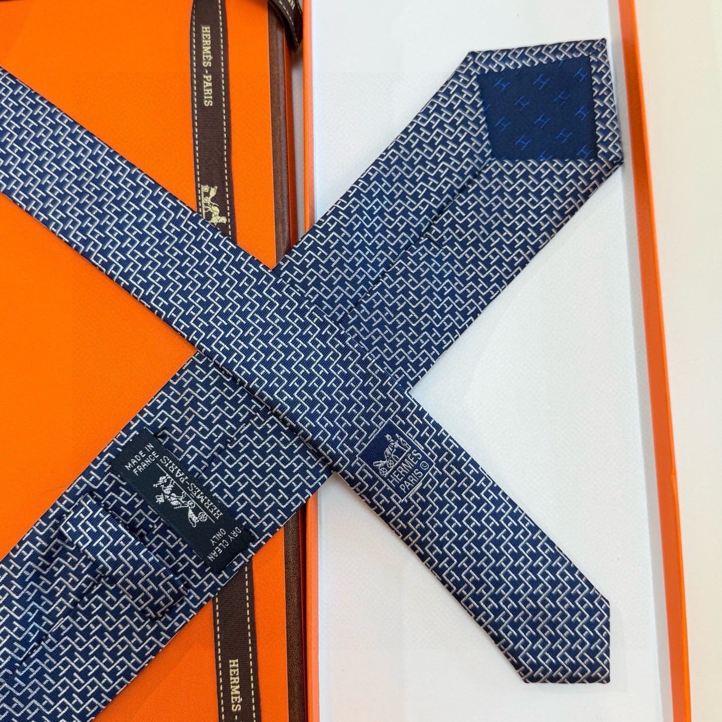 🌾男士新款领带系列【H趣味迷宫领带】爱马仕每年都有一千条不同印花的领带面世，从最初的多以几何图案表现骑术
