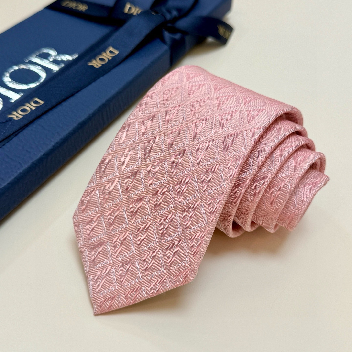 🌾 官方同步新款【线条菱形图案领带】Dior男士蚕丝藤格纹领带 经典三角格纹设计款领带穿搭更显气场！这款