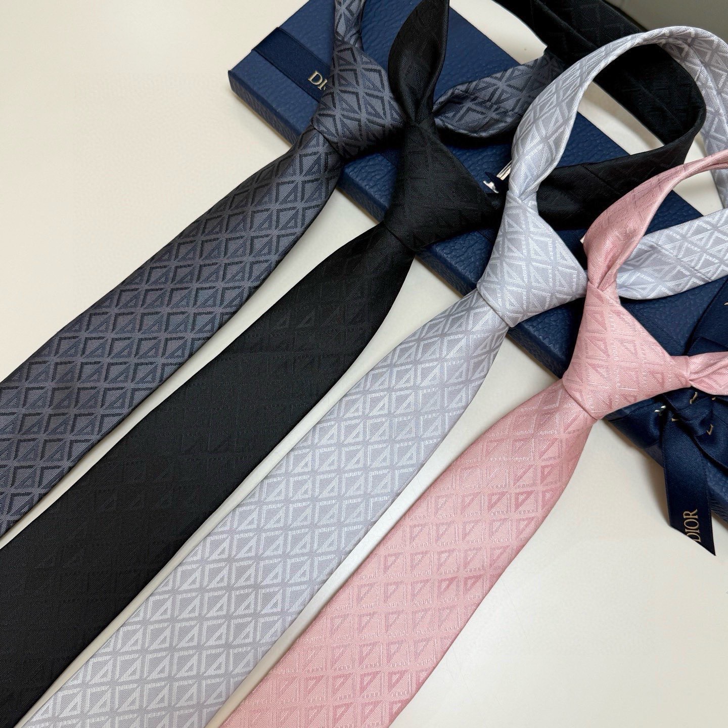 🌾 官方同步新款【线条菱形图案领带】Dior男士蚕丝藤格纹领带 经典三角格纹设计款领带穿搭更显气场！这款