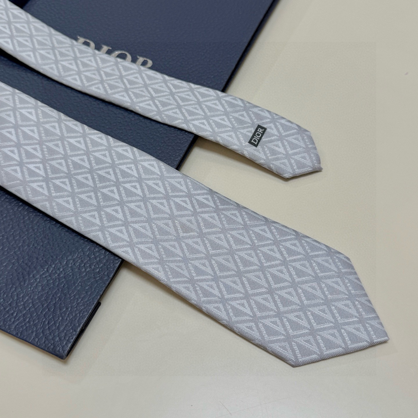 🌾 官方同步新款【线条菱形图案领带】Dior男士蚕丝藤格纹领带 经典三角格纹设计款领带穿搭更显气场！这款