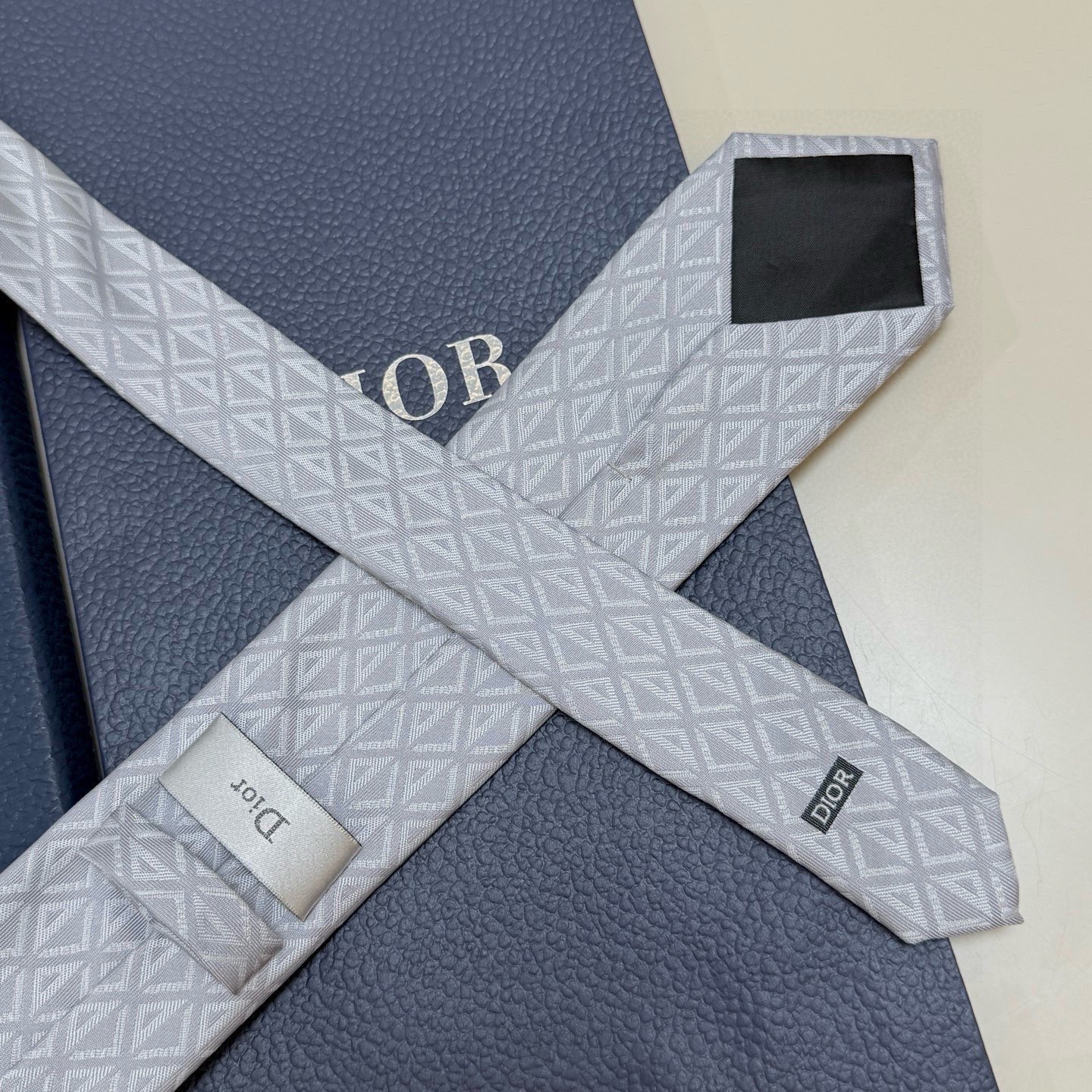 🌾 官方同步新款【线条菱形图案领带】Dior男士蚕丝藤格纹领带 经典三角格纹设计款领带穿搭更显气场！这款