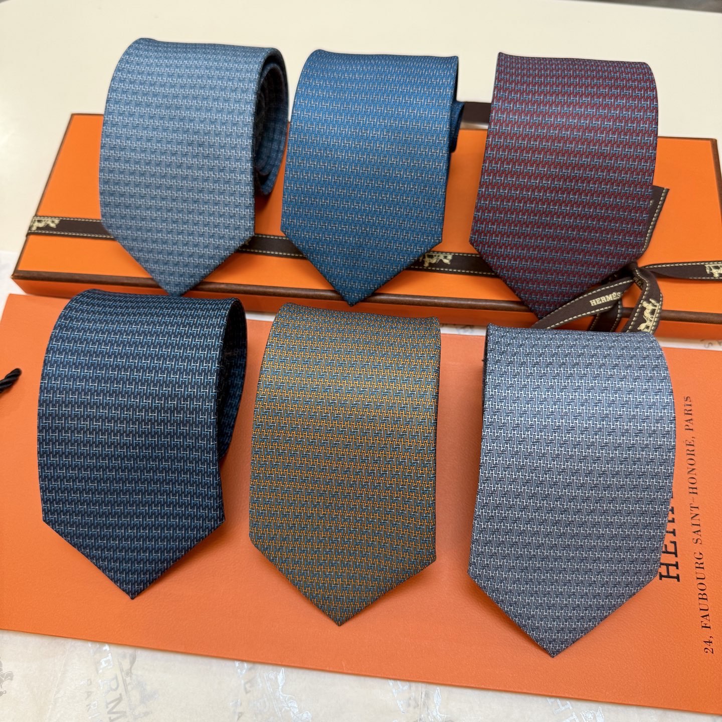 🌾 爱马仕官方同步新款【H Duo领带】 独家新款印花 男士领带，稀有爱马仕家每年都有一千条不同印花的领