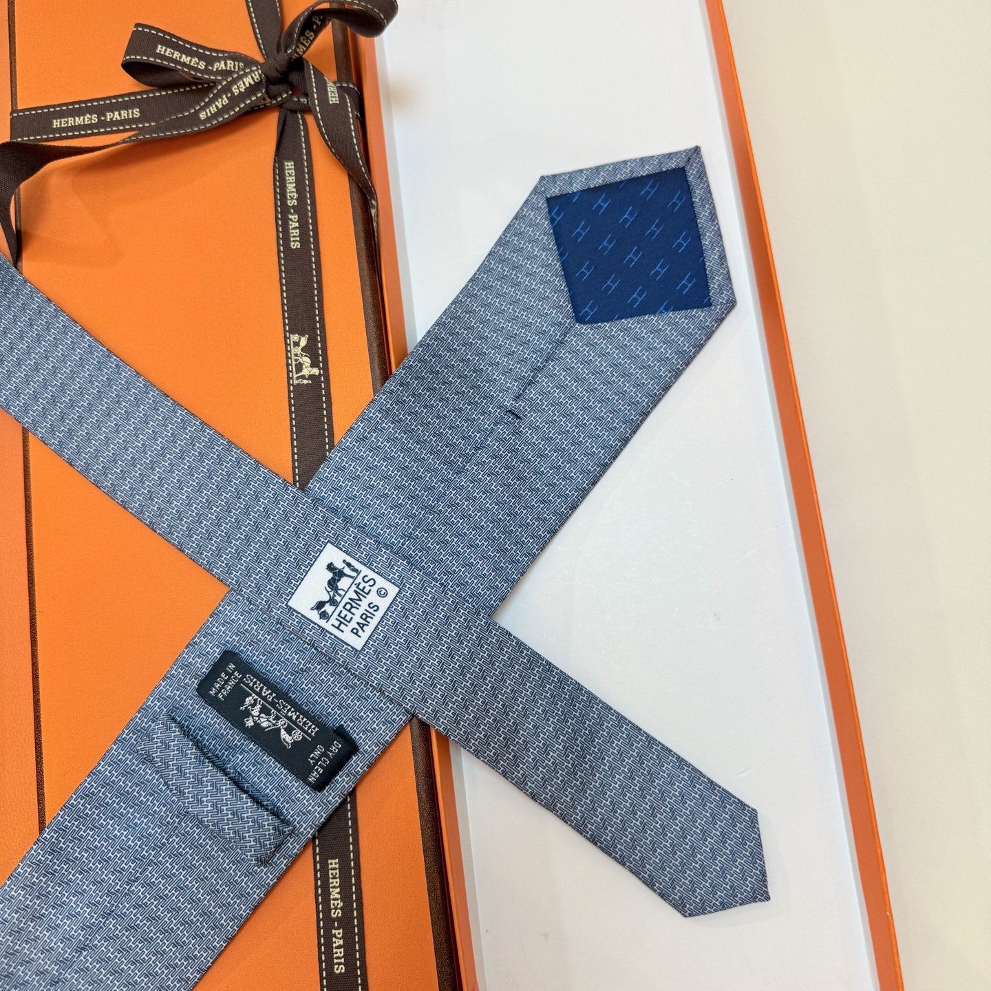 🌾 爱马仕官方同步新款【H Duo领带】 独家新款印花 男士领带，稀有爱马仕家每年都有一千条不同印花的领