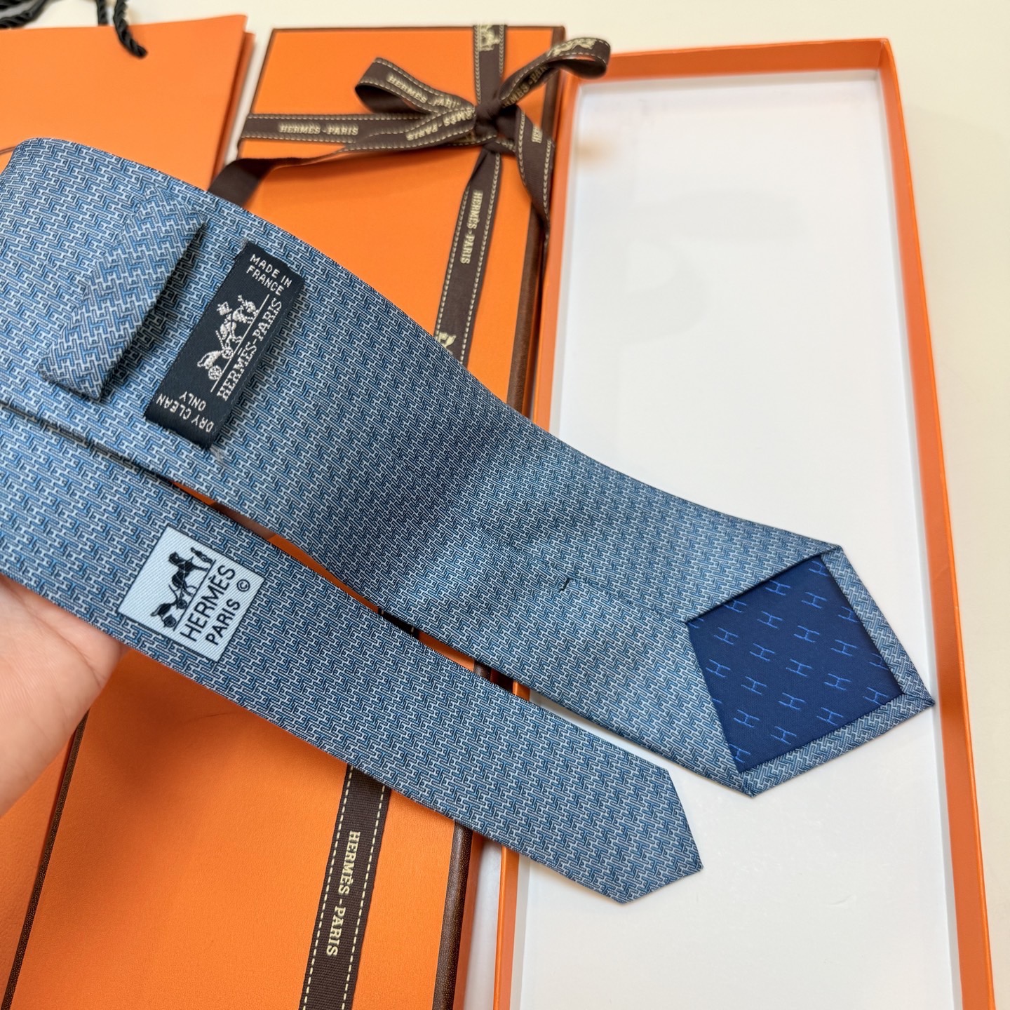🌾 爱马仕官方同步新款【H Duo领带】 独家新款印花 男士领带，稀有爱马仕家每年都有一千条不同印花的领