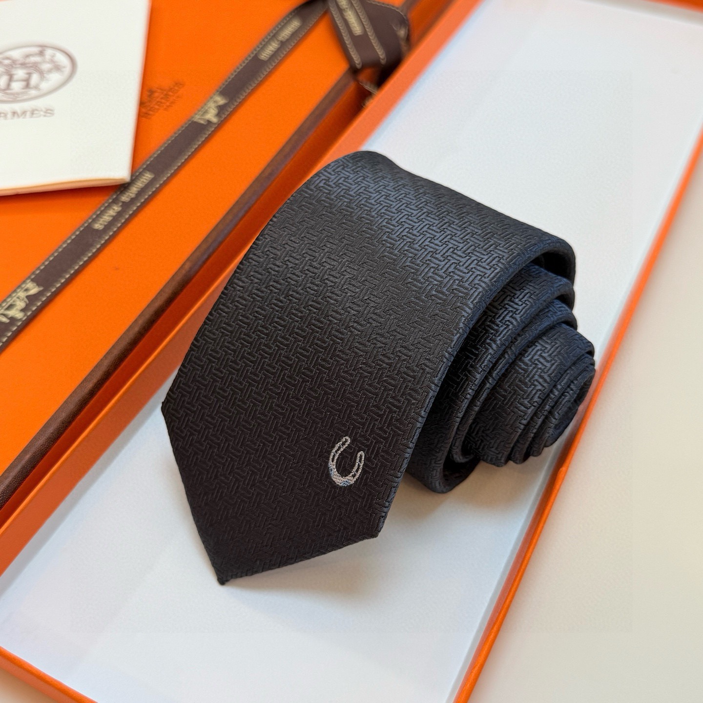 P🌾新款爱马仕领带，官方同步Unie Fer a Cheval领带 👔👔，稀有H家每年都有一千条不同印花