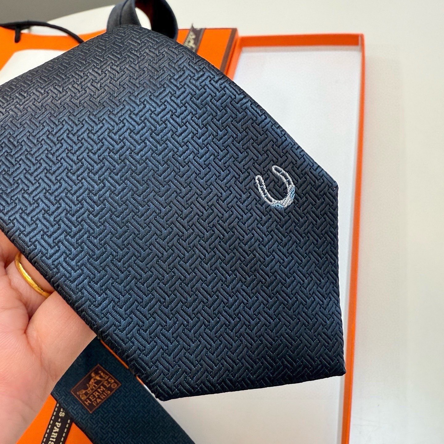 P🌾新款爱马仕领带，官方同步Unie Fer a Cheval领带 👔👔，稀有H家每年都有一千条不同印花