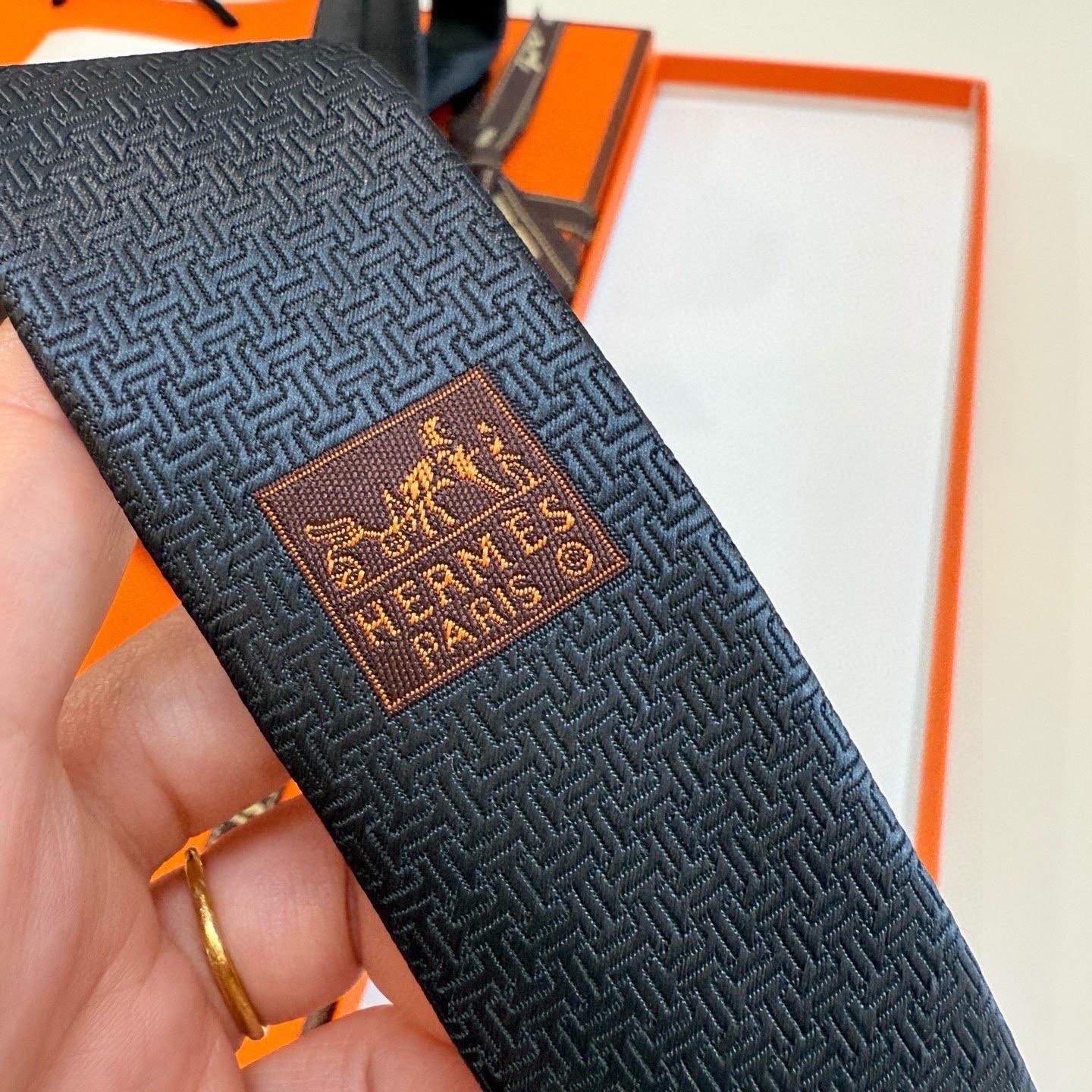 P🌾新款爱马仕领带，官方同步Unie Fer a Cheval领带 👔👔，稀有H家每年都有一千条不同印花