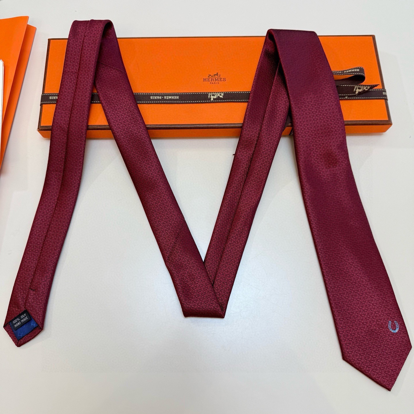 P🌾新款爱马仕领带，官方同步Unie Fer a Cheval领带 👔👔，稀有H家每年都有一千条不同印花