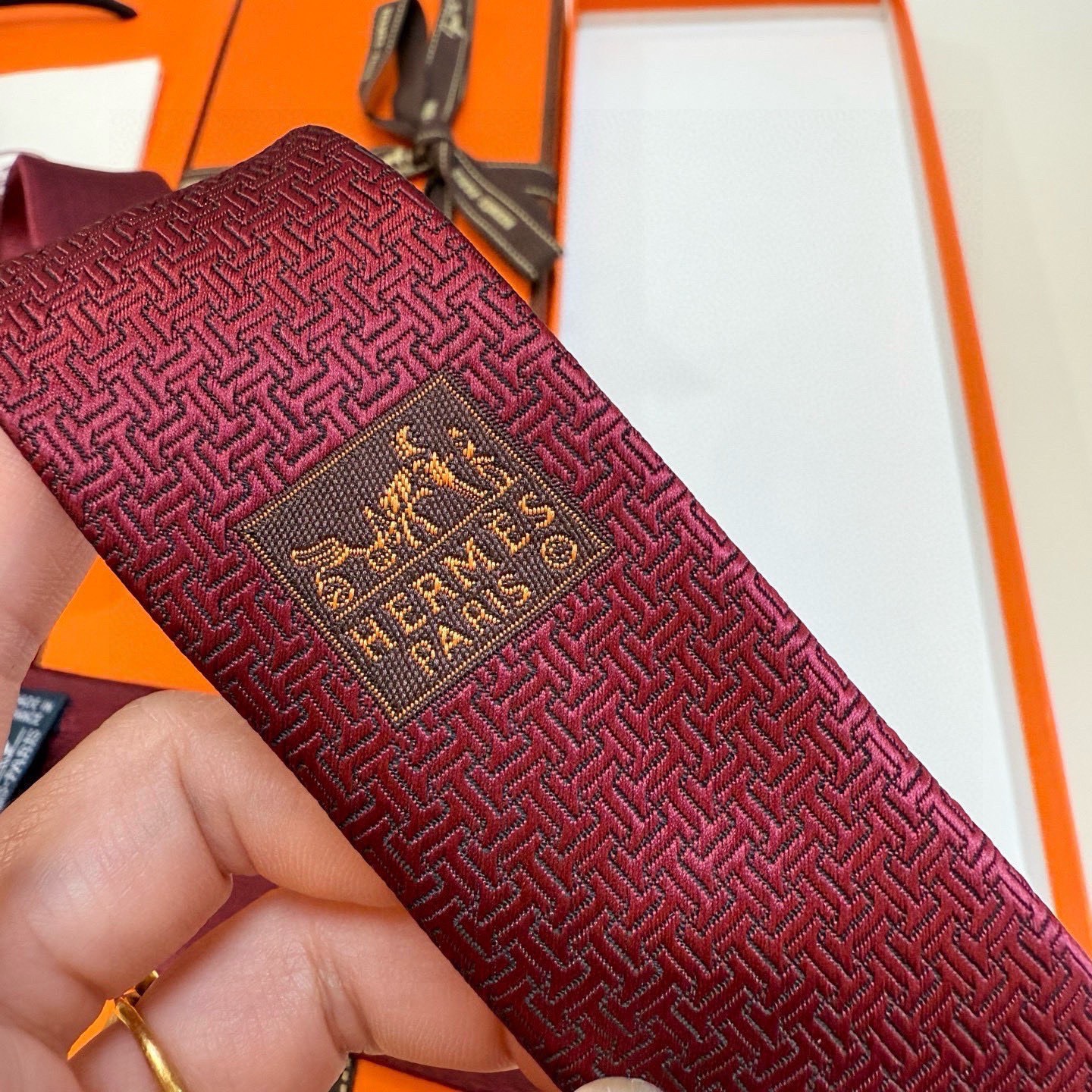 P🌾新款爱马仕领带，官方同步Unie Fer a Cheval领带 👔👔，稀有H家每年都有一千条不同印花