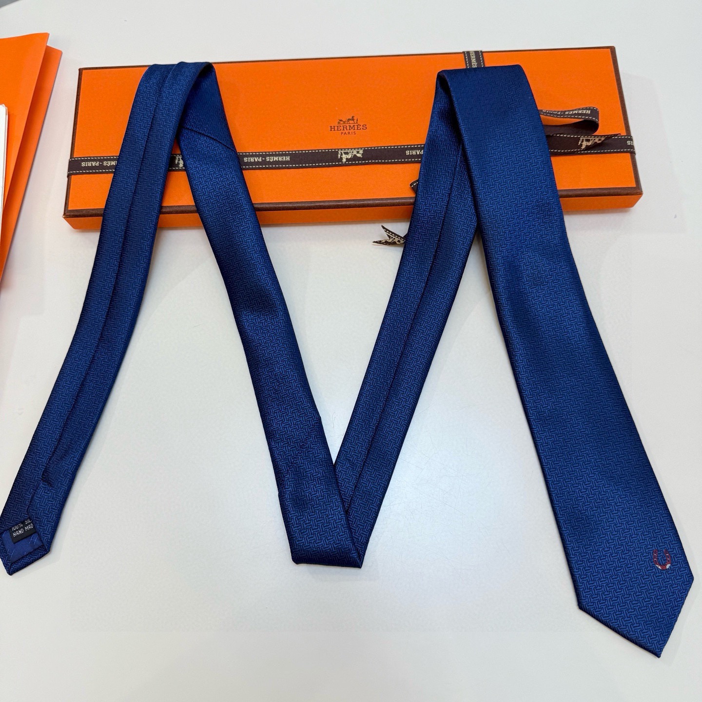 P🌾新款爱马仕领带，官方同步Unie Fer a Cheval领带 👔👔，稀有H家每年都有一千条不同印花