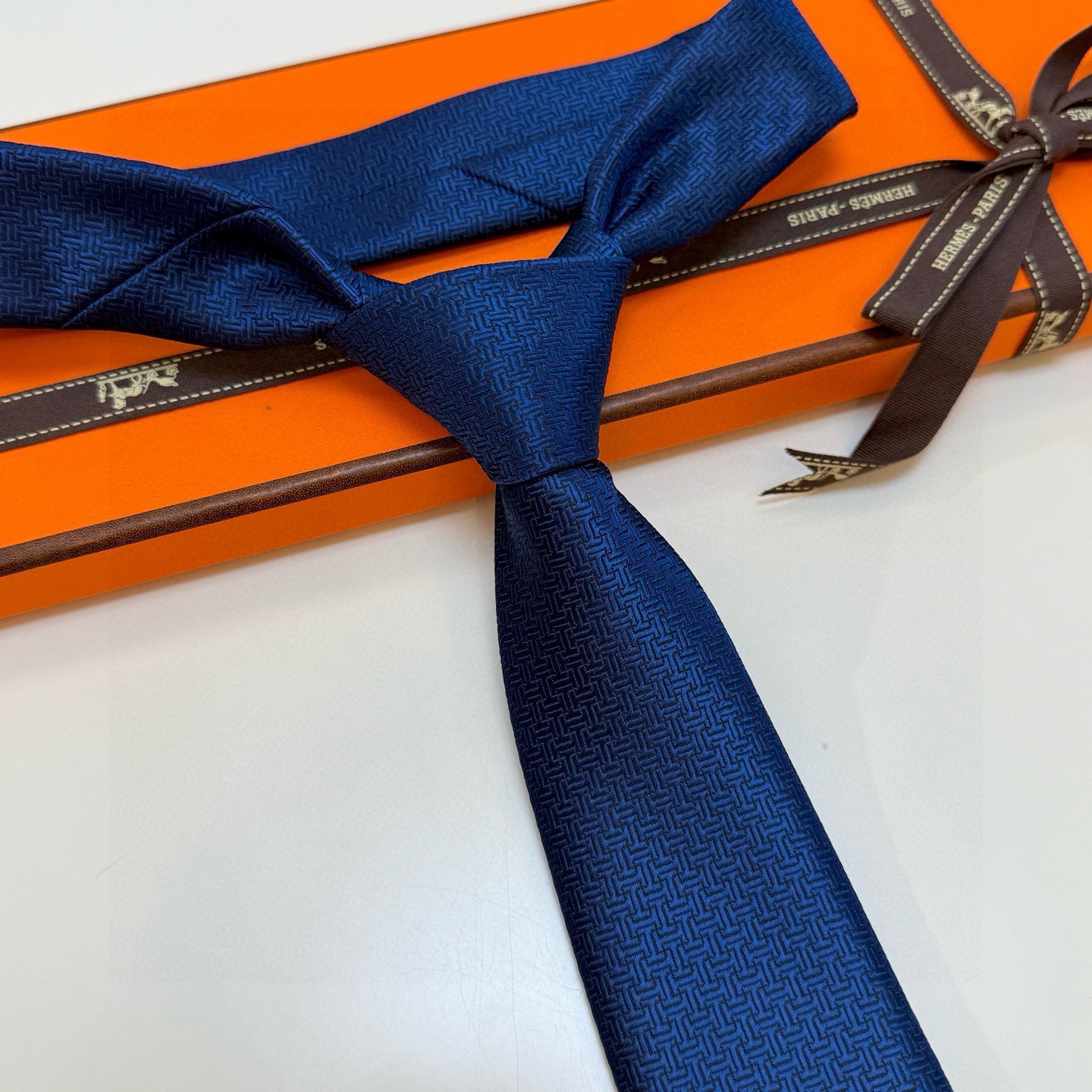 P🌾新款爱马仕领带，官方同步Unie Fer a Cheval领带 👔👔，稀有H家每年都有一千条不同印花