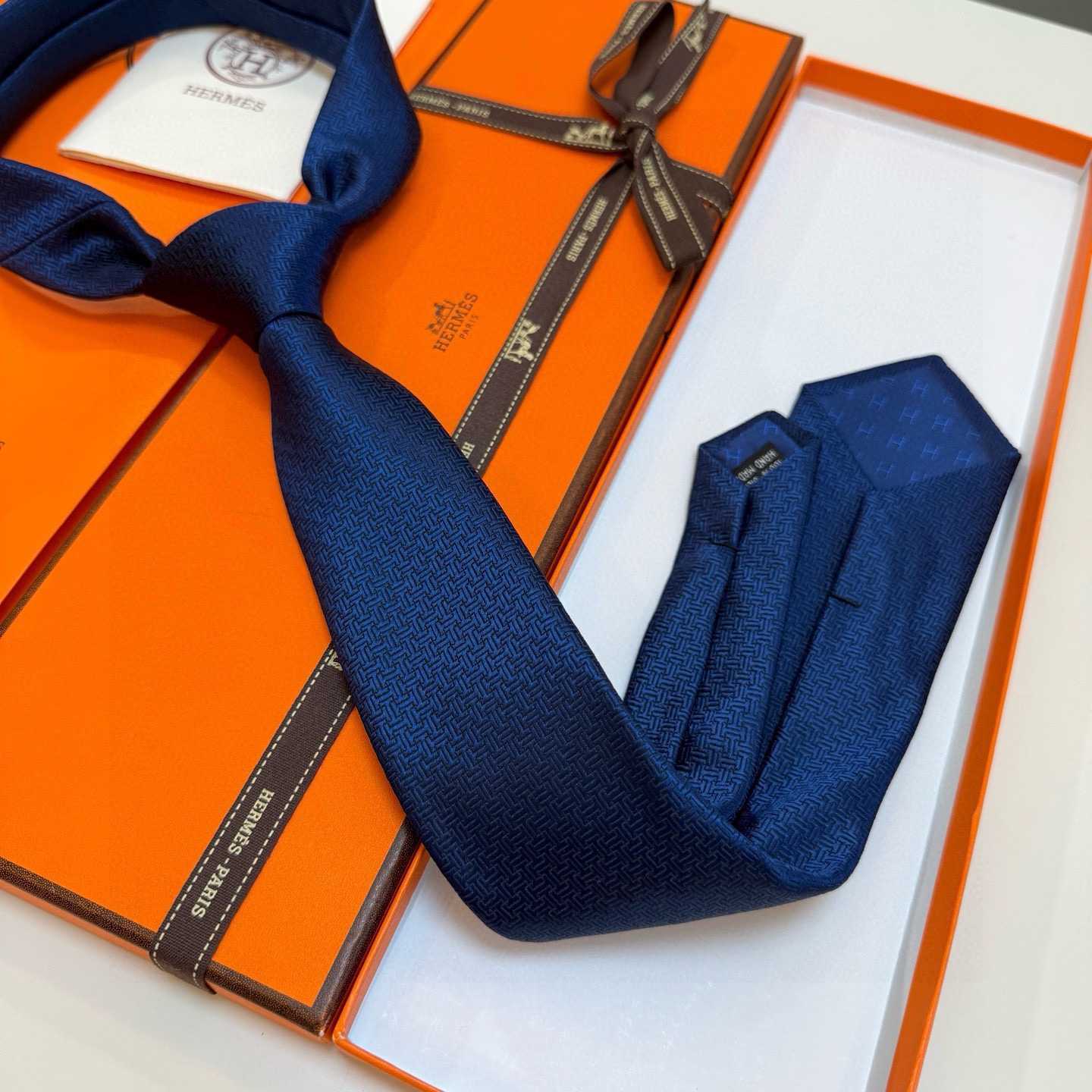 P🌾新款爱马仕领带，官方同步Unie Fer a Cheval领带 👔👔，稀有H家每年都有一千条不同印花