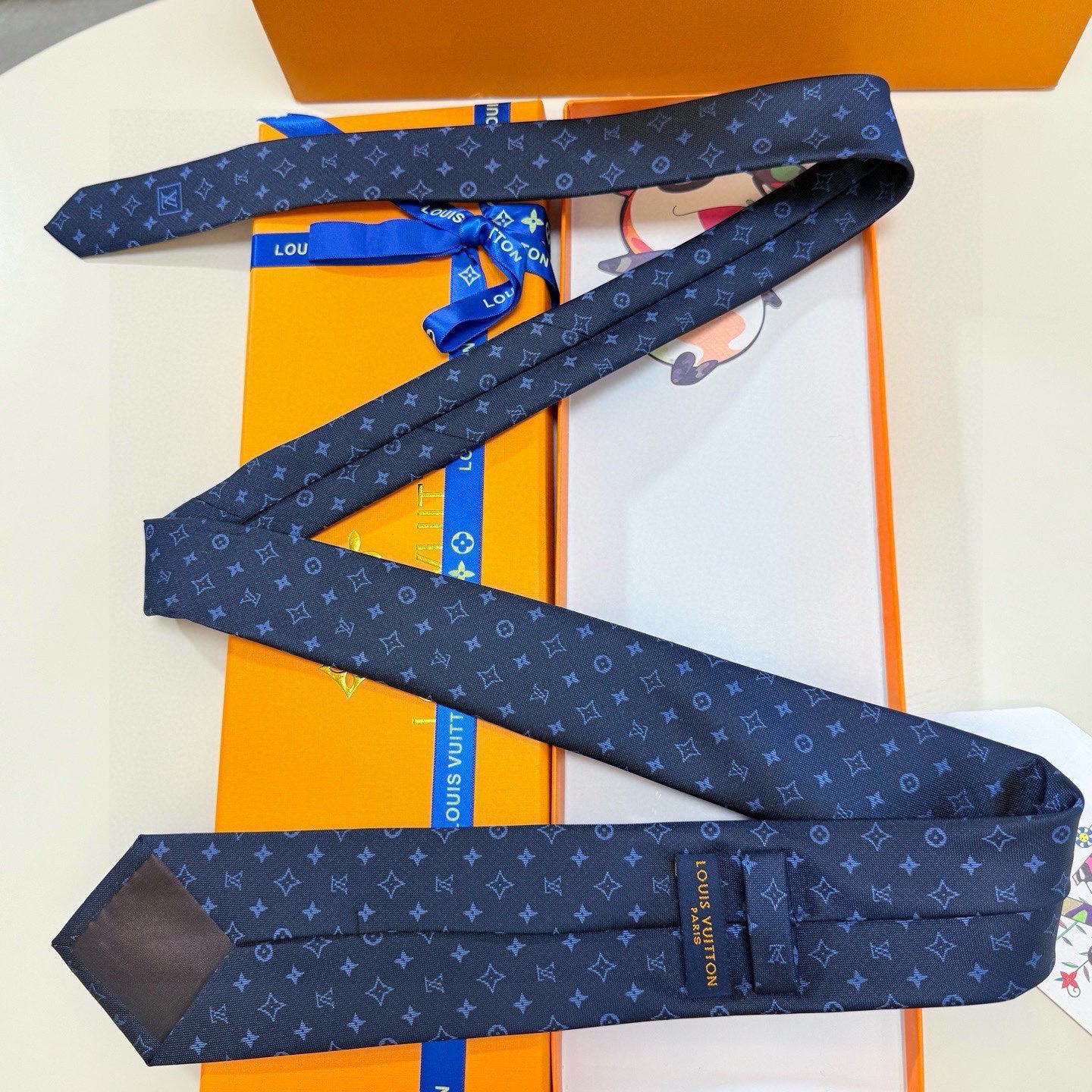 🌾LV男士领带系列👔👔，稀有😻😻展现精湛手工与时尚优雅的理想选择，此款真丝织就的Diamonds V领带