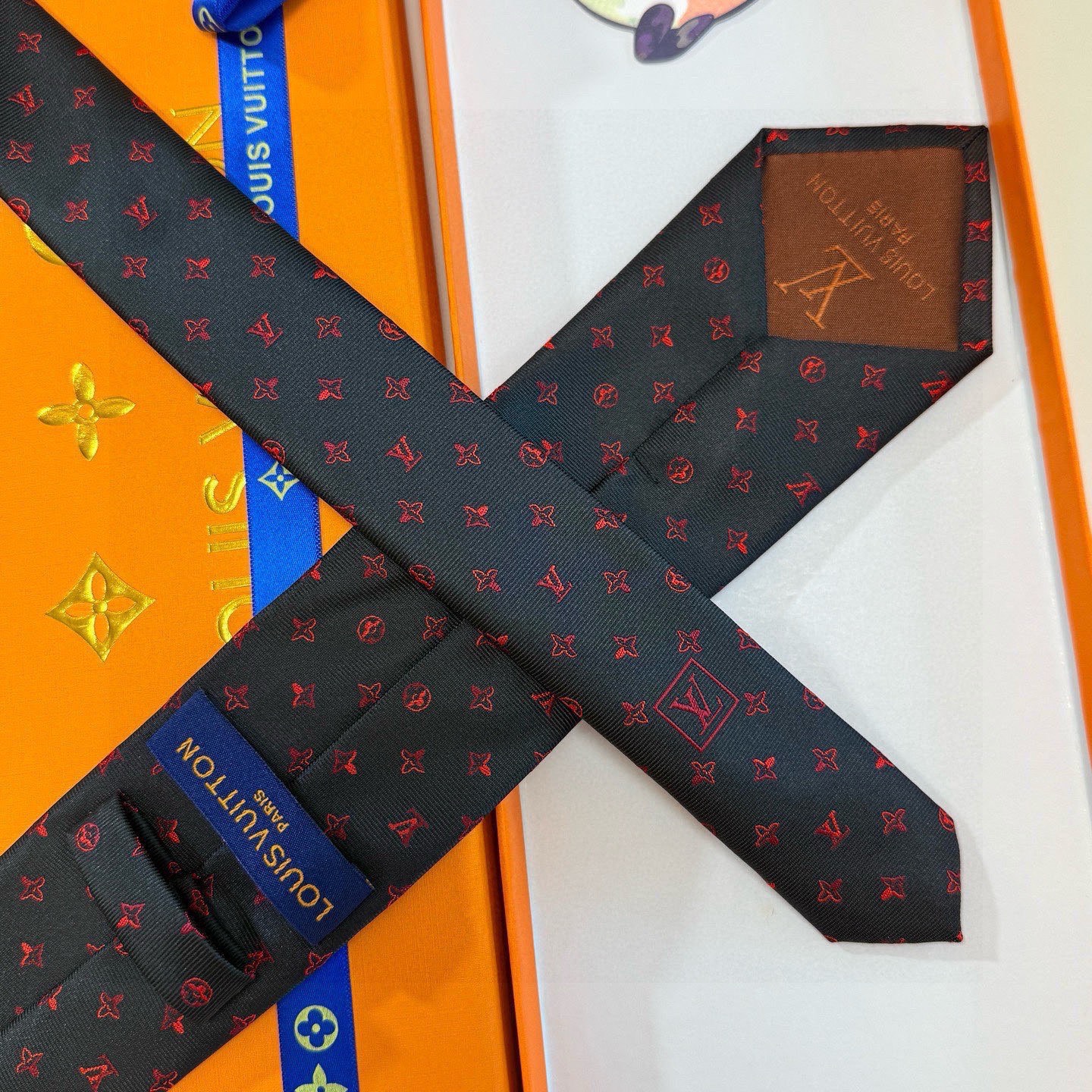 🌾LV男士领带系列👔👔，稀有😻😻展现精湛手工与时尚优雅的理想选择，此款真丝织就的Diamonds V领带