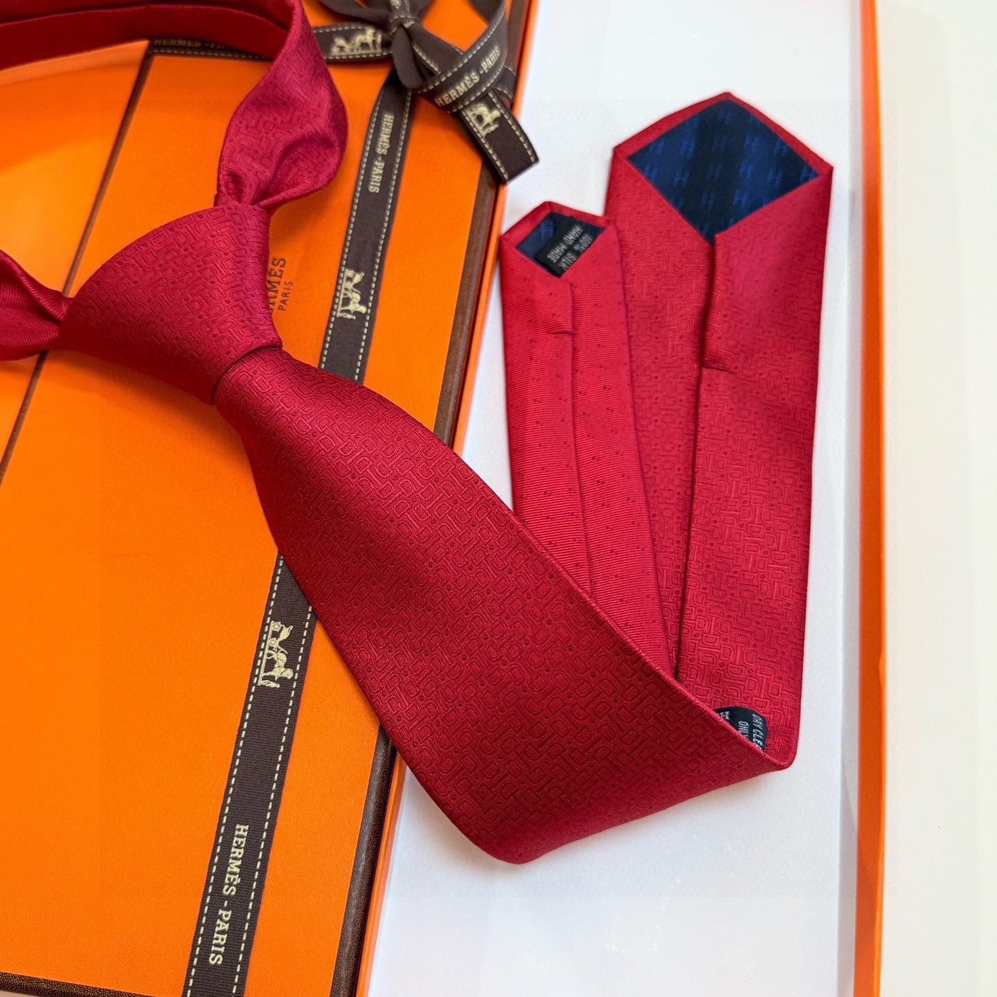 🌾 官方新款男士领带，8色，稀有爱马仕家每年都有一千条不同印花的领带面世，从最初的多以几何图案表现骑术活