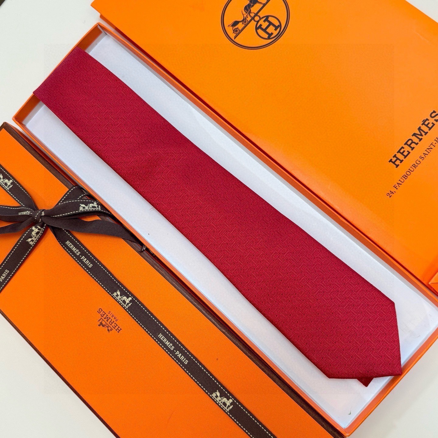 🌾 官方新款男士领带，8色，稀有爱马仕家每年都有一千条不同印花的领带面世，从最初的多以几何图案表现骑术活