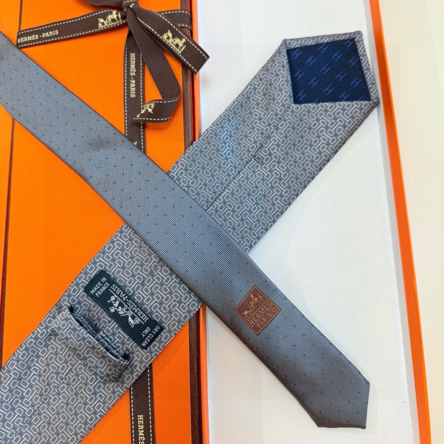 🌾 官方新款男士领带，8色，稀有爱马仕家每年都有一千条不同印花的领带面世，从最初的多以几何图案表现骑术活