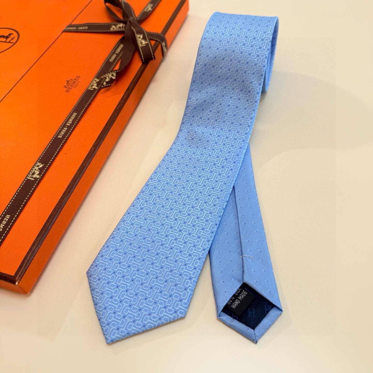 🌾 官方新款男士领带，8色，稀有爱马仕家每年都有一千条不同印花的领带面世，从最初的多以几何图案表现骑术活