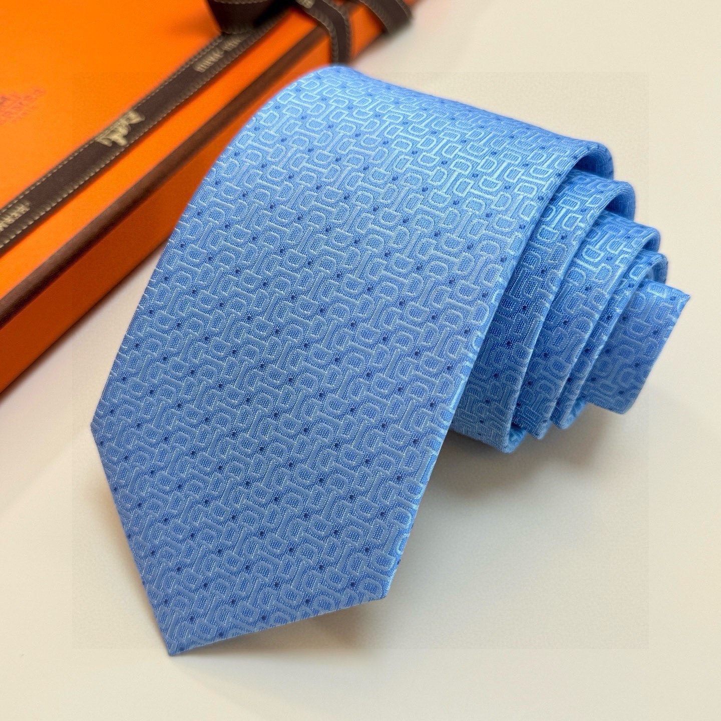 🌾 官方新款男士领带，8色，稀有爱马仕家每年都有一千条不同印花的领带面世，从最初的多以几何图案表现骑术活