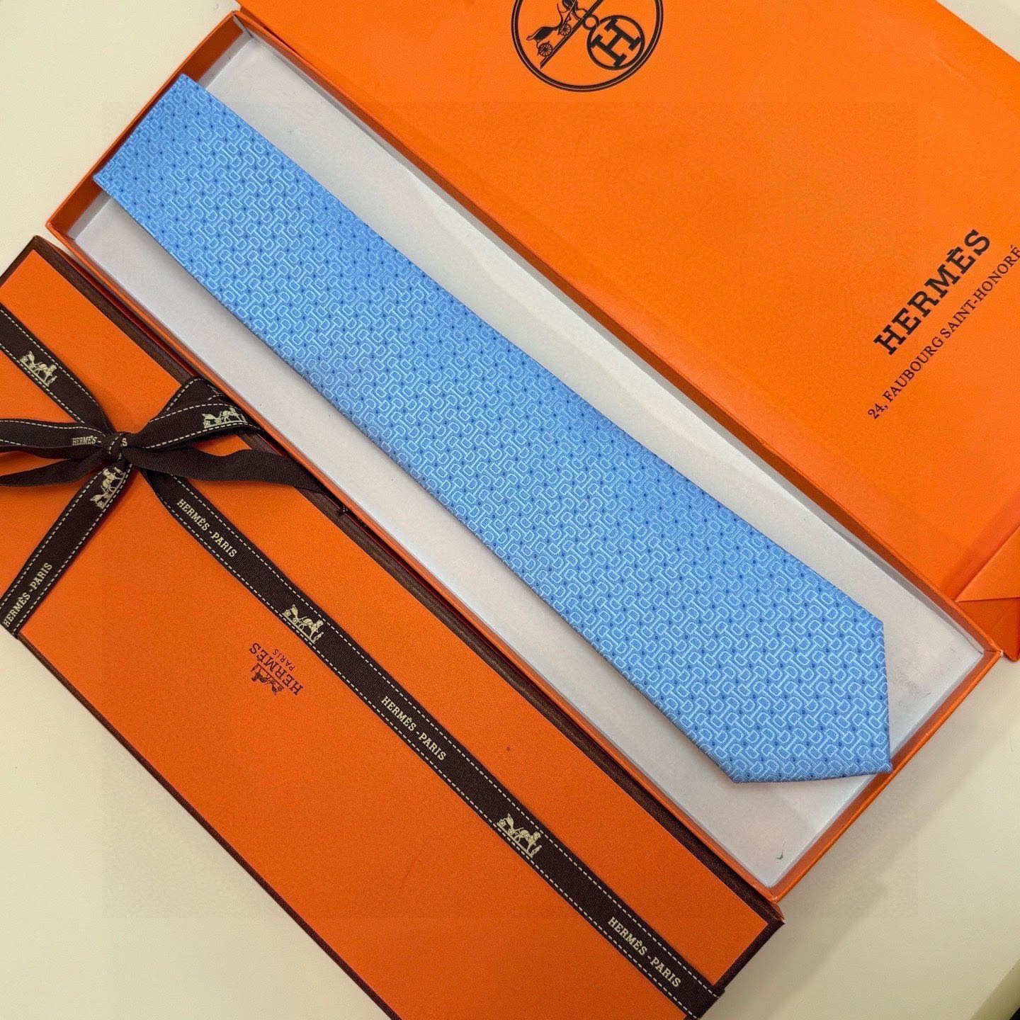 🌾 官方新款男士领带，8色，稀有爱马仕家每年都有一千条不同印花的领带面世，从最初的多以几何图案表现骑术活