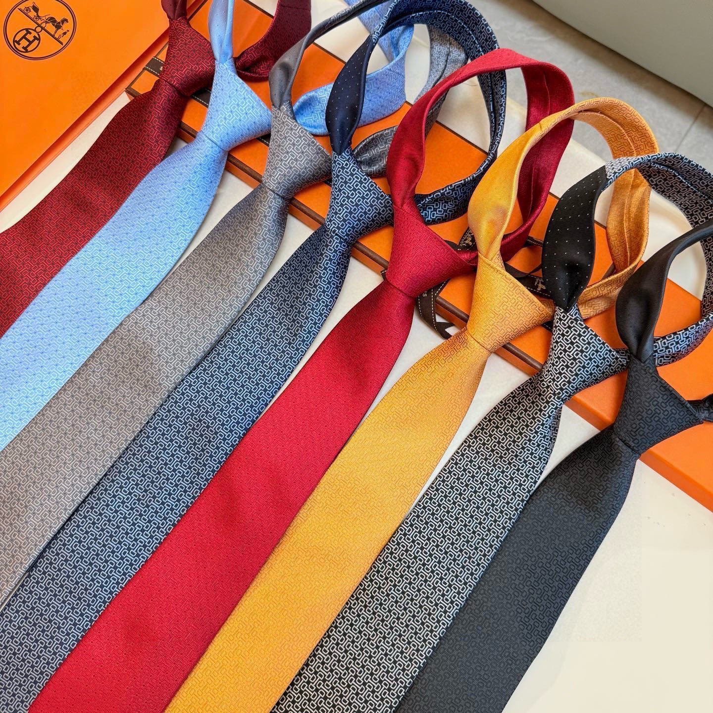 🌾 官方新款男士领带，8色，稀有爱马仕家每年都有一千条不同印花的领带面世，从最初的多以几何图案表现骑术活