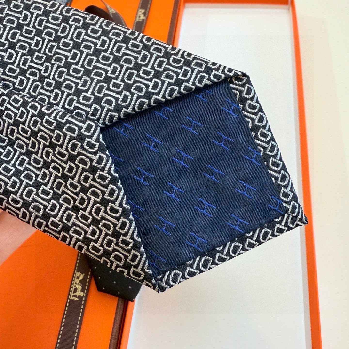 🌾 官方新款男士领带，8色，稀有爱马仕家每年都有一千条不同印花的领带面世，从最初的多以几何图案表现骑术活