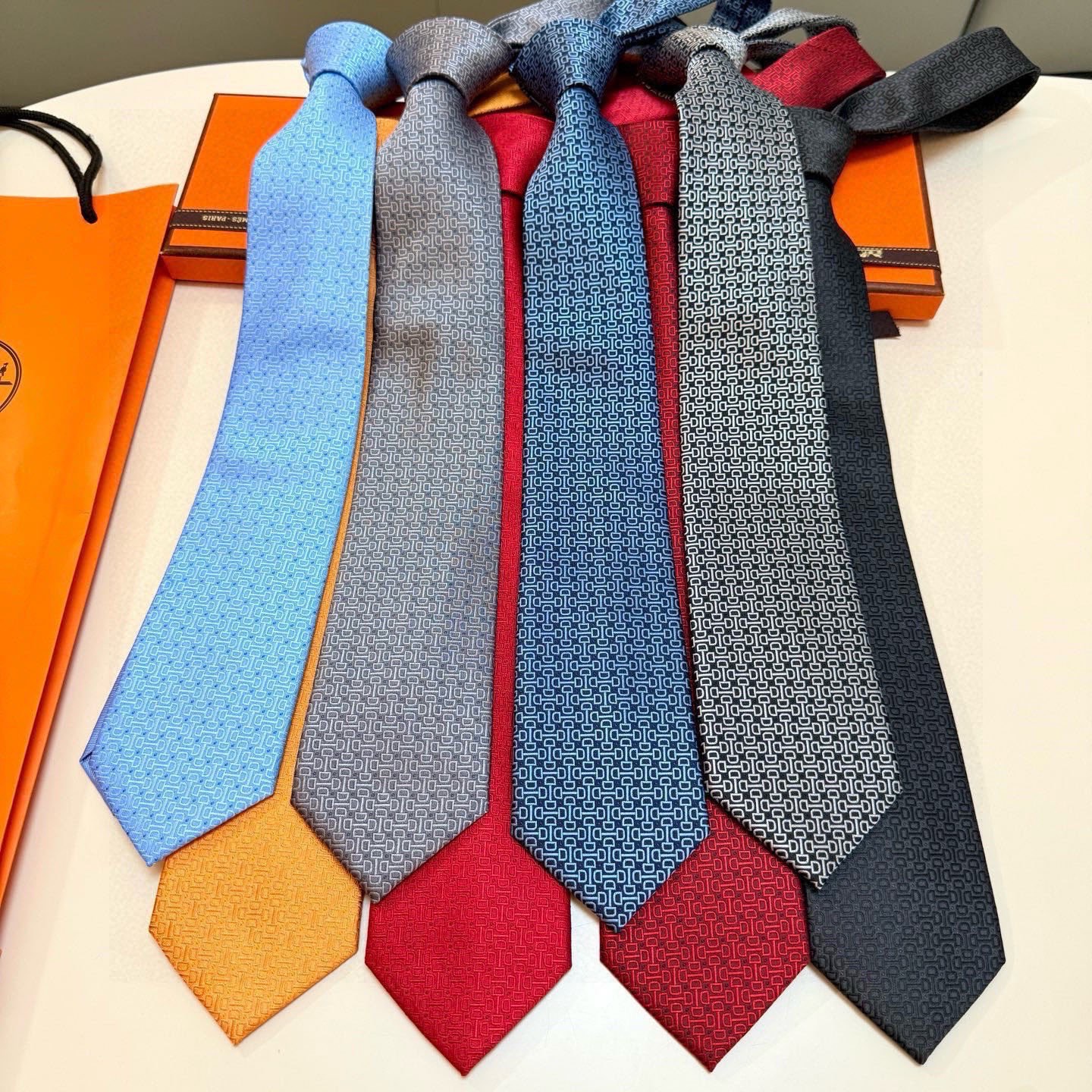 🌾 官方新款男士领带，8色，稀有爱马仕家每年都有一千条不同印花的领带面世，从最初的多以几何图案表现骑术活