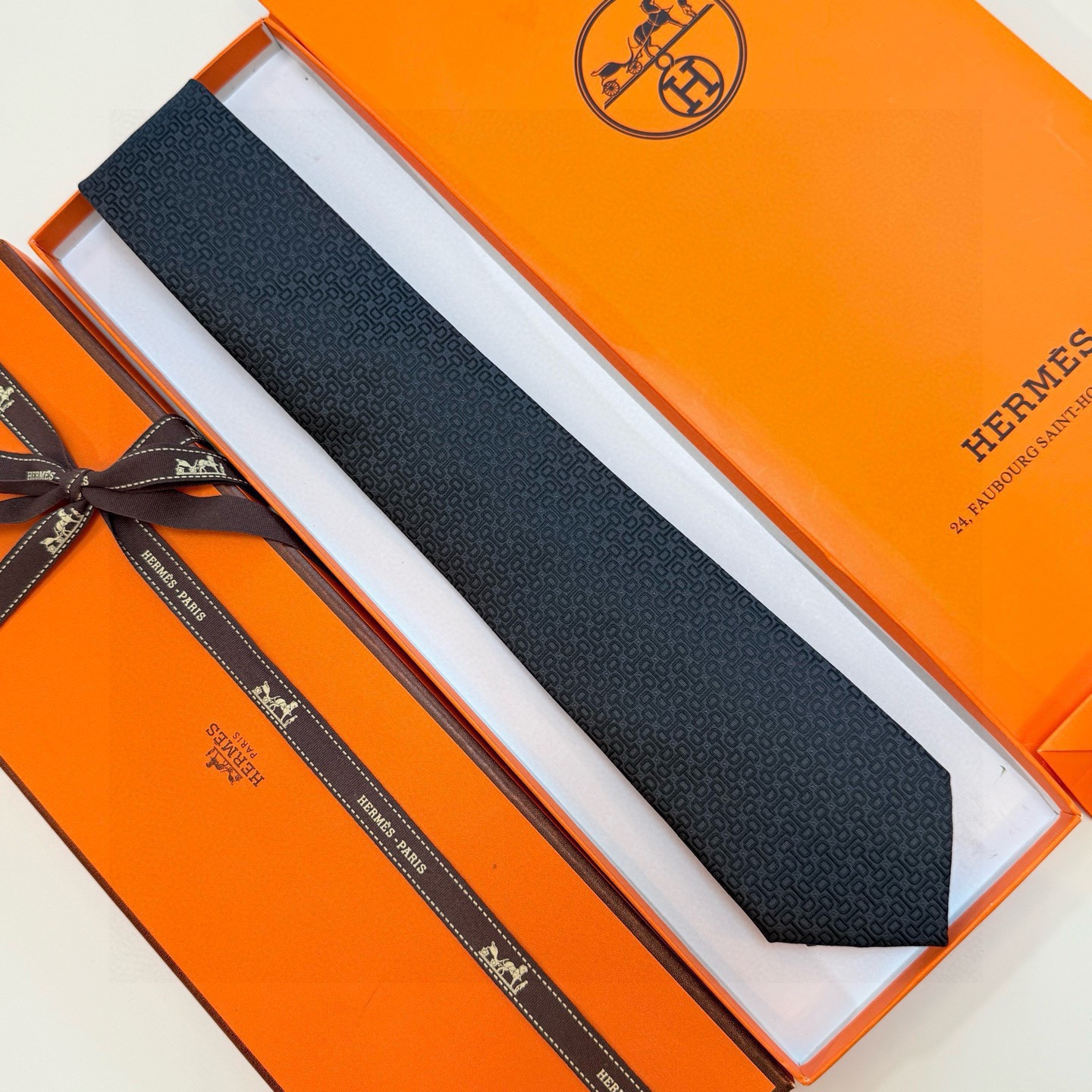 🌾 官方新款男士领带，8色，稀有爱马仕家每年都有一千条不同印花的领带面世，从最初的多以几何图案表现骑术活
