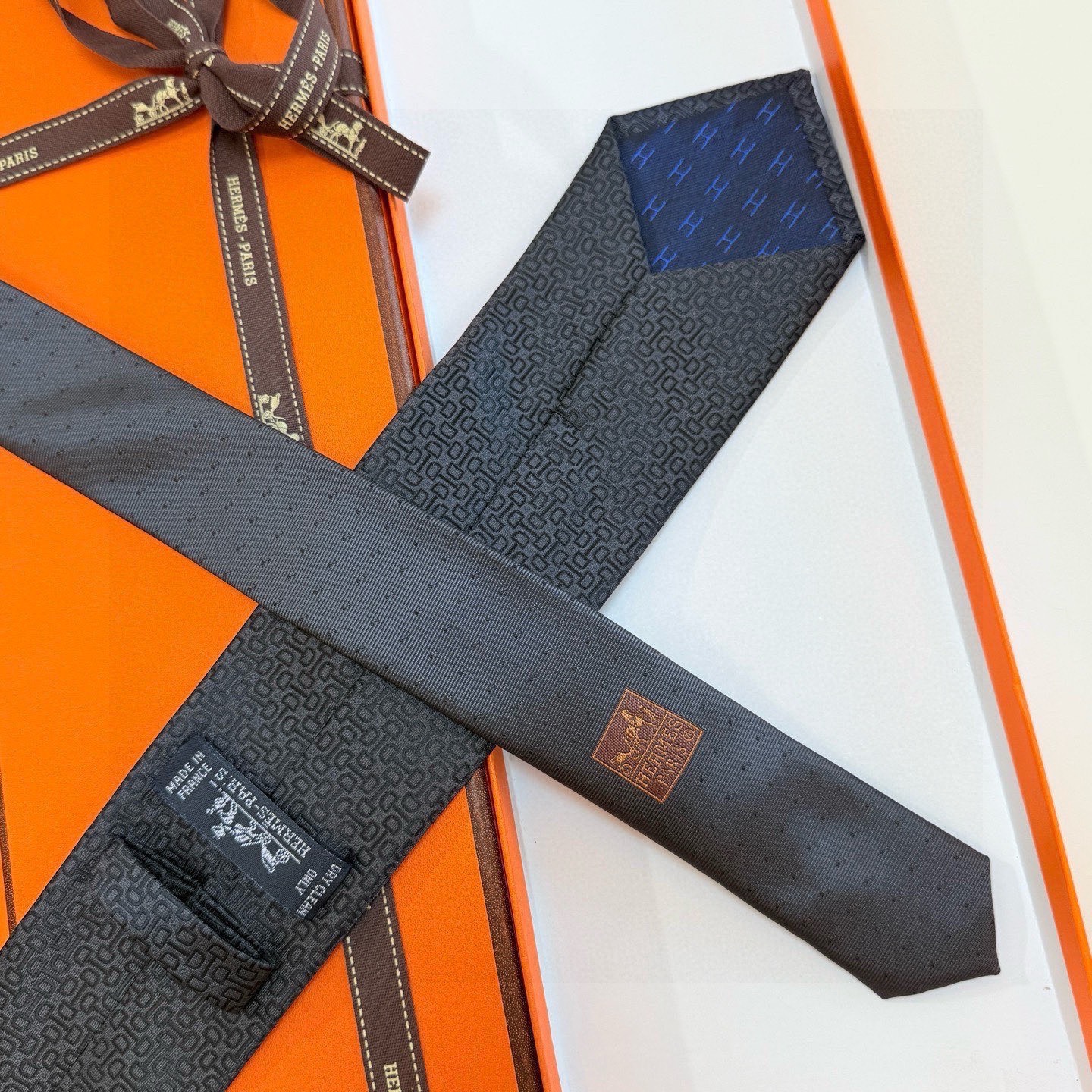🌾 官方新款男士领带，8色，稀有爱马仕家每年都有一千条不同印花的领带面世，从最初的多以几何图案表现骑术活