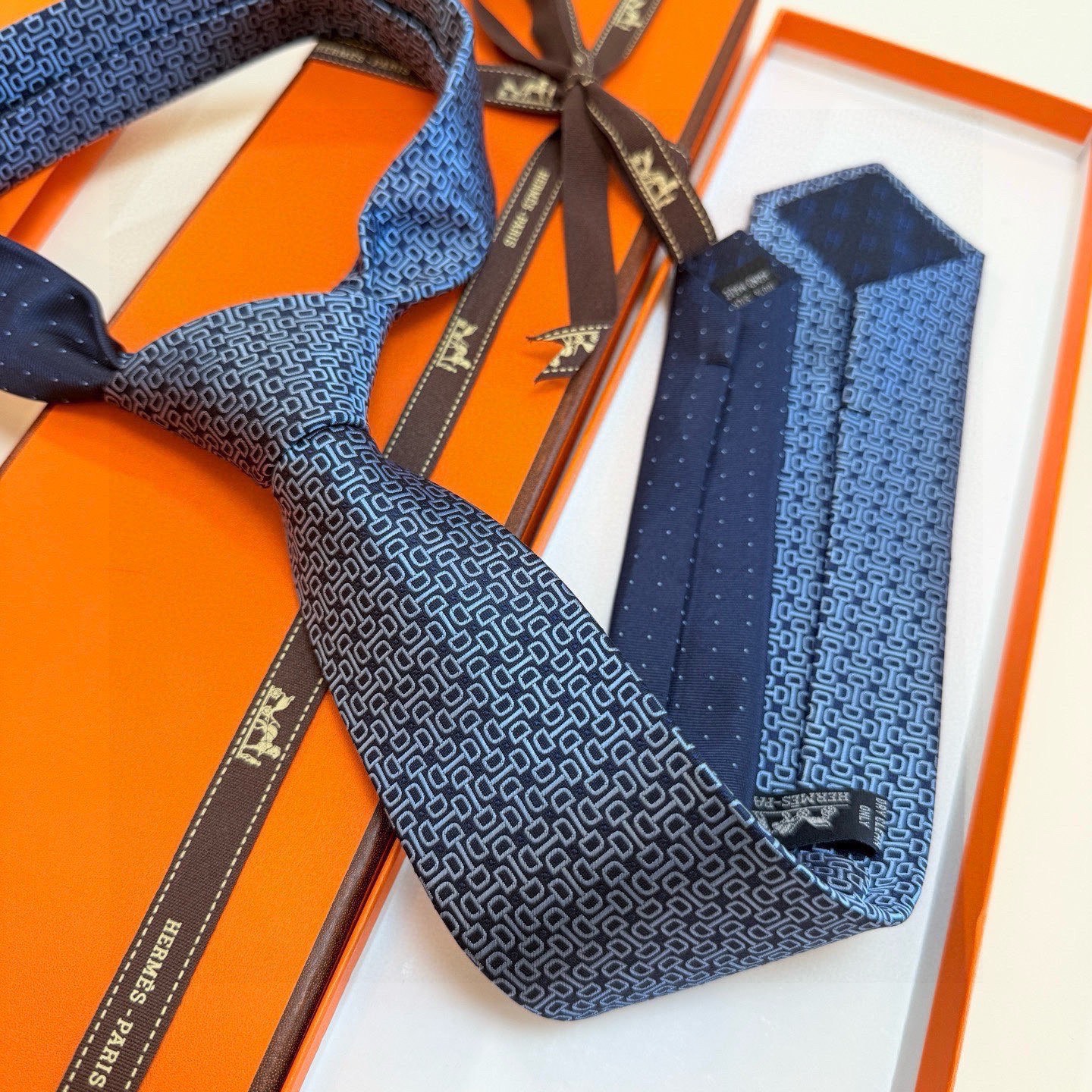 🌾 官方新款男士领带，8色，稀有爱马仕家每年都有一千条不同印花的领带面世，从最初的多以几何图案表现骑术活