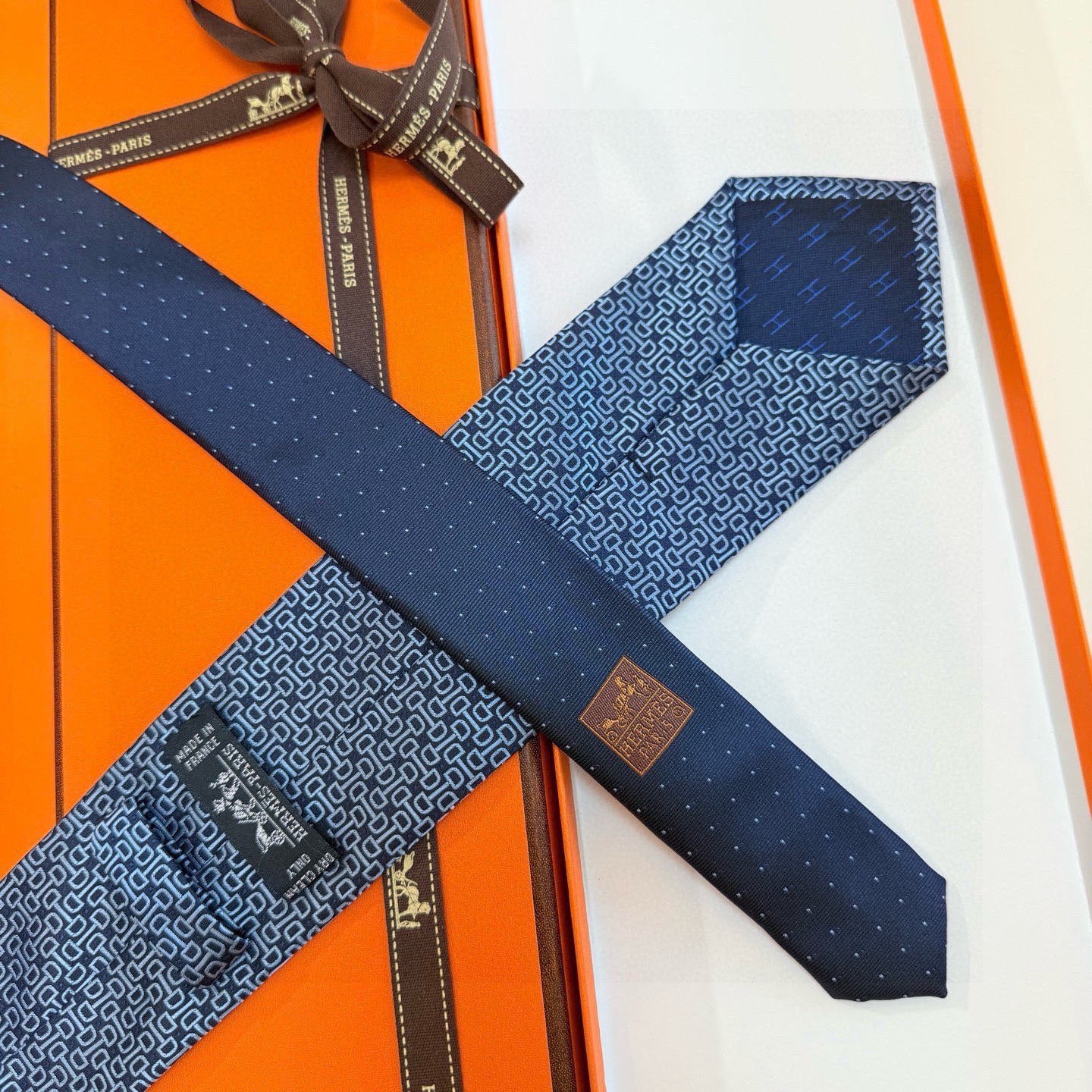 🌾 官方新款男士领带，8色，稀有爱马仕家每年都有一千条不同印花的领带面世，从最初的多以几何图案表现骑术活