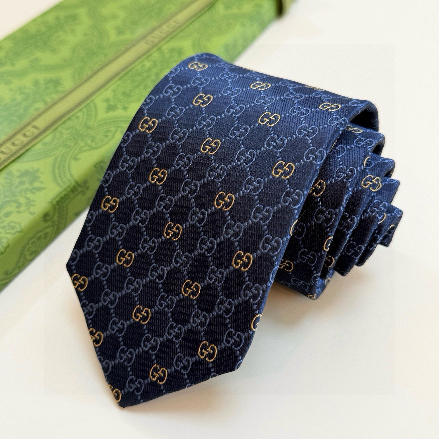 🌾古奇官方同步新款，稀有采用经典小G LOGO提花展现精湛手工与时尚优雅的理想选择，这款领带将标志性完美