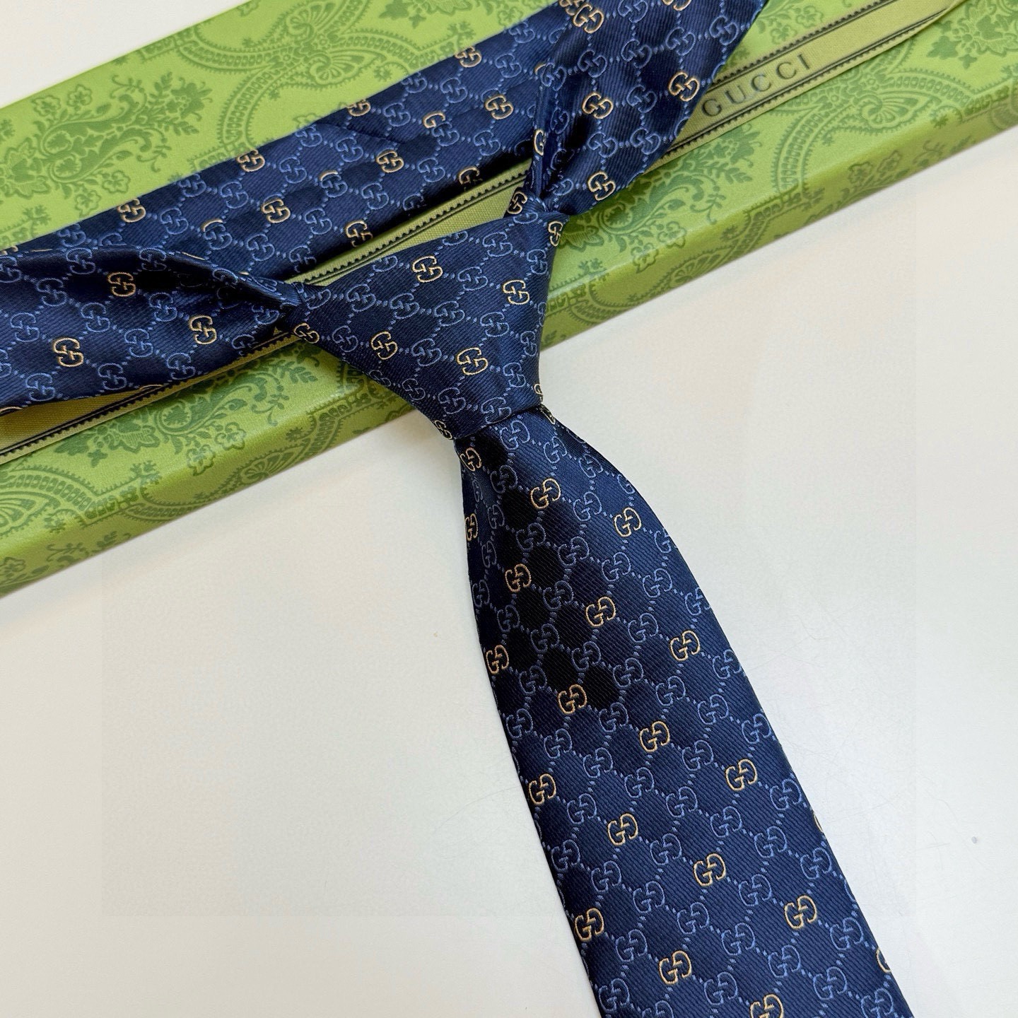 🌾古奇官方同步新款，稀有采用经典小G LOGO提花展现精湛手工与时尚优雅的理想选择，这款领带将标志性完美